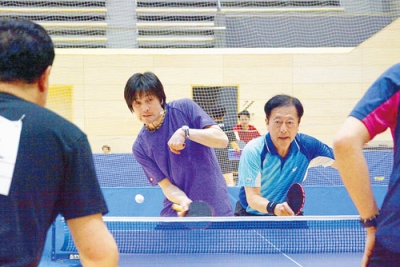 写真：鋭い打球を放ち得点を奪い合う選手