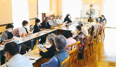 写真：港の文学館でスタートした土曜講座