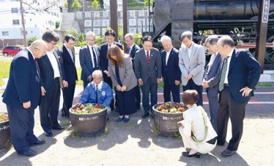 写真：きれいに手入れされたプランターを鑑賞する室蘭ＲＣメンバーら
