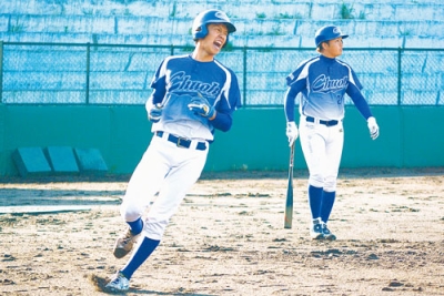 写真：【中央通りクラブ－日本製鉄室蘭コークス】先制のホームを踏み喜ぶ中央通りクラブ・中川弥（左）＝中島公園野球場