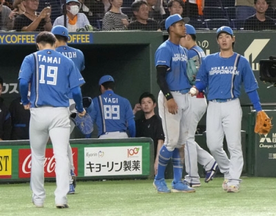 写真：巨人にサヨナラ負けを喫し、引き揚げる玉井（１９）ら日本ハムナイン＝東京ドーム