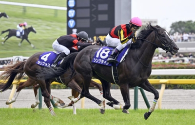 写真：第７３回安田記念を制したソングライン（右）。連覇を達成＝東京競馬場