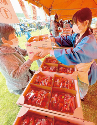 写真：長蛇の列ができたイチゴの即売会場