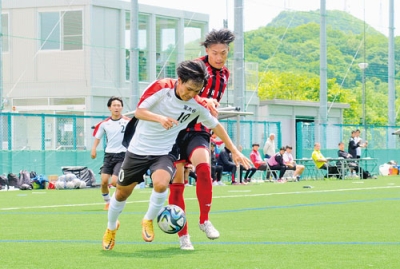 写真：【大谷室蘭高－北海道コンサドーレ札幌Ｕ－１８】ドリブル突破する大谷室蘭高・佐藤絆（１０）＝リーフラスフットボールパーク