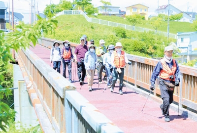 写真：橋からの景色を楽しみながら歩く参加者