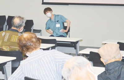 写真：糖尿病の予防運動を教える理学療法士の佐藤さん（奥中央）