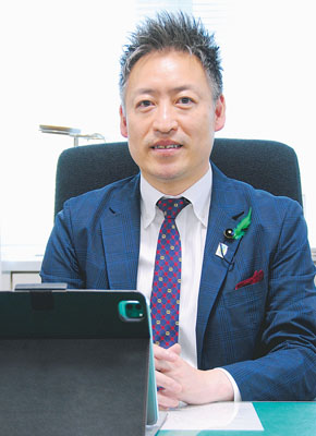 写真：「道と是々非々で議論する」と語る赤根氏