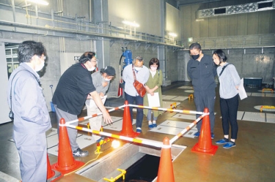 写真：チマイベツ浄水場の施設内を見学する参加者
