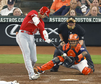 写真：アストロズ戦の８回、決勝二塁打を放つエンゼルス・大谷＝ヒューストン（共同）