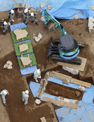 写真：開口作業でふたが取り外された、吉野ケ里遺跡の石棺墓＝５日午前１０時２５分、佐賀県吉野ケ里町（共同通信社ヘリから）