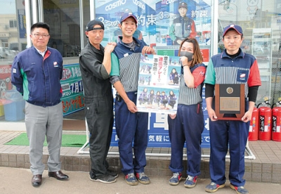 写真：表彰状を手に受賞を喜ぶ北日本石油室蘭販売支店の関係者ら