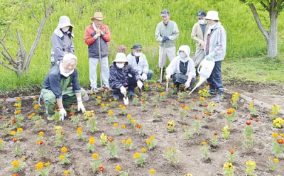 写真：整備した花壇を確認する住民ら