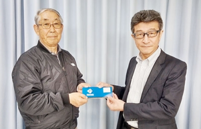 写真：観戦チケットを手渡す阿野後援会副会長（右）