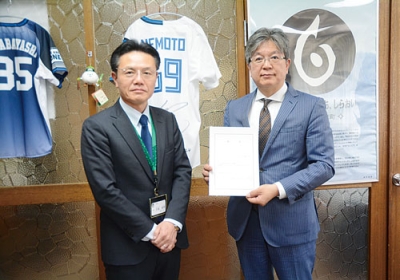 写真：大塩町長（左）から委嘱状を受け取った渋谷さん
