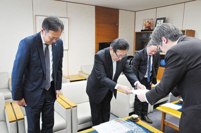 写真：堀井市長（手前）に要望書を手渡す寿浅会頭