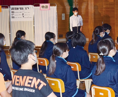 写真：一人ずつマイクの前に立ち旅行で学んだ内容などを発表した報告会