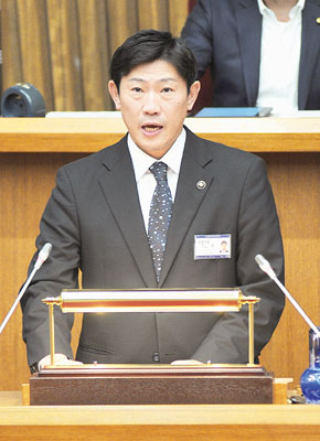 写真：市政方針説明を行う青山市長