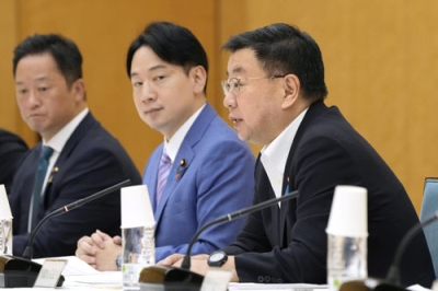 写真：男女共同参画会議であいさつする松野官房長官（右）＝５日午後、首相官邸