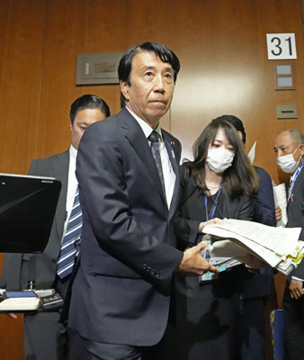 写真：取材対応を終え、引き揚げる斎藤法相＝６日午前、国会
