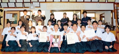写真：男女ともに上位入賞し全道大会に出場する伊達開来高弓道部