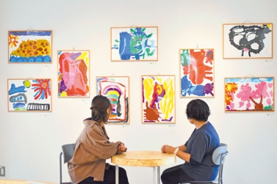 写真：園児たちのかわいらしい作品が展示されている生活イメージ展