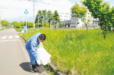 写真：ごみ拾いに取り組むほくでんグループの社員ら