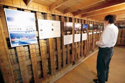 写真：昨年の受賞作を紹介している作品展
