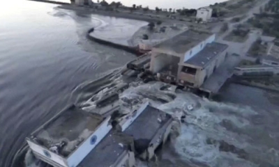写真：決壊したカホフカ水力発電所のダム＝６日、ウクライナ南部ヘルソン州（ロイター＝共同）