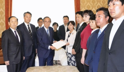写真：岸田内閣に対する不信任決議案を細田衆院議長（手前左から３人目）に提出する立憲民主党の議員ら＝１６日午前、国会