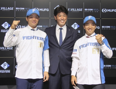写真：中日から日本ハムへ加入し、稲葉ＧＭ（中央）とポーズをとる郡司（左）と山本拓＝２１日、エスコンフィールド北海道