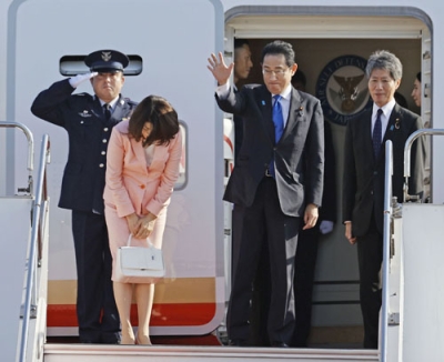 写真：欧州に向け出発する岸田首相と裕子夫人＝１１日午前、羽田空港