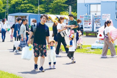写真：多くの親子連れらでにぎわったむろみん水族館