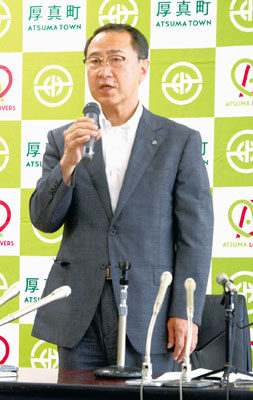 写真：胆振東部地震から５年を前に、会見した宮坂町長
