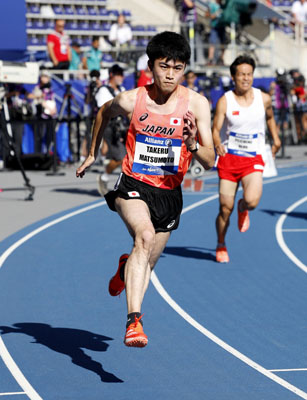 写真：世界パラ陸上の男子４００メートル（脳性まひＴ３６）決勝で力走する松本武尊＝７月、パリ（共同）