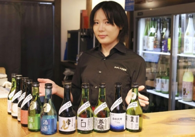 写真：観光客らに人気の石川県の地酒３００ミリリットルボトル＝２６日、金沢市の「ひがしやま酒楽」
