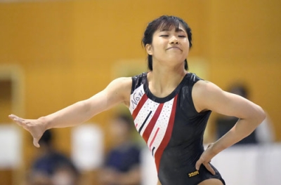 写真：全日本学生選手権の女子個人総合で優勝した坂口彩夏の床運動＝８月２２日、長野市ホワイトリング