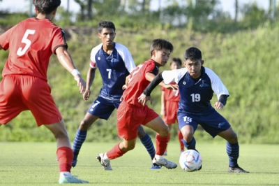 写真：福島県のサッカー施設Ｊヴィレッジでプレーする選手たち＝７月