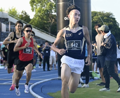 写真：「ミドルディスタンス・サーキット」の男子８００メートルで力走する吉田涉さん（手前）＝８月、福岡県久留米市