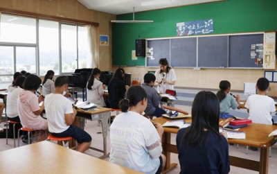 写真：音楽の合同授業を受ける伊自良北小と伊自良南小の５年生＝６月、岐阜県山県市