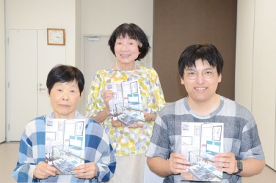 写真：完成した詩邦人３５号をＰＲする内城さんと三村代表、髙橋さん（左から）