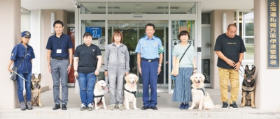写真：嘱託書の交付を受けた嘱託警察犬５匹と指導手、飼い主ら