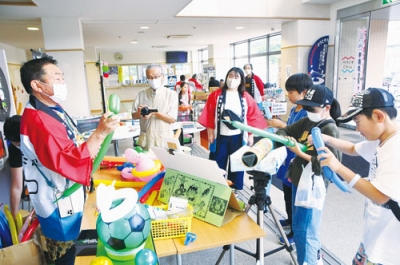 写真：にぎわいを見せた図書フェス
