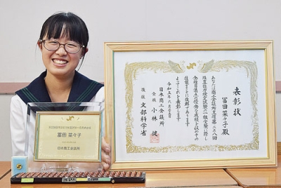 写真：１級満点合格を達成し、笑顔を見せる冨田さん