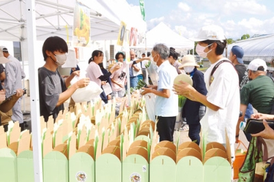 写真：たくさんの人でにぎわった収穫祭