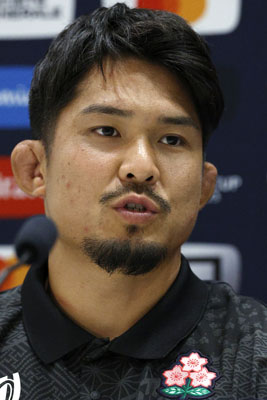 写真：ラグビーＷ杯フランス大会１次リーグのイングランド戦を前に、記者会見する姫野和樹主将＝１５日、ニース（共同）