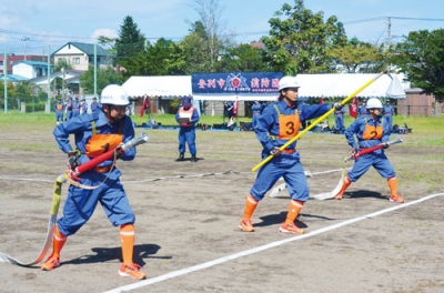 写真：訓練の成果を披露する消防団員