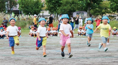 写真：ゴールを目指し一生懸命走る園児