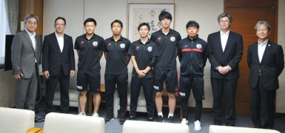写真：堀井市長（右から２人目）と記念写真に納まる「ＶＡＩＮ　ＦＣ伊達」メンバー