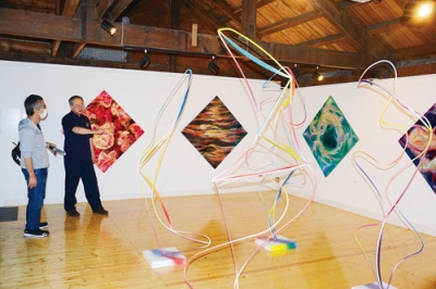 写真：千穐萬歳堂に展示された「光」をテーマにした作品