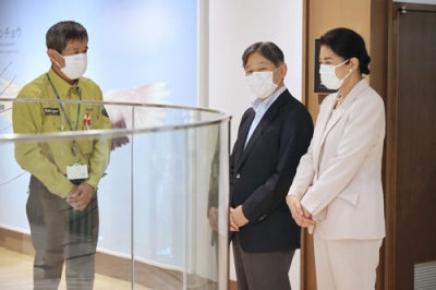 写真：釧路湿原野生生物保護センターを訪問し、説明を受けられる天皇、皇后両陛下＝１６日午後（代表撮影）
